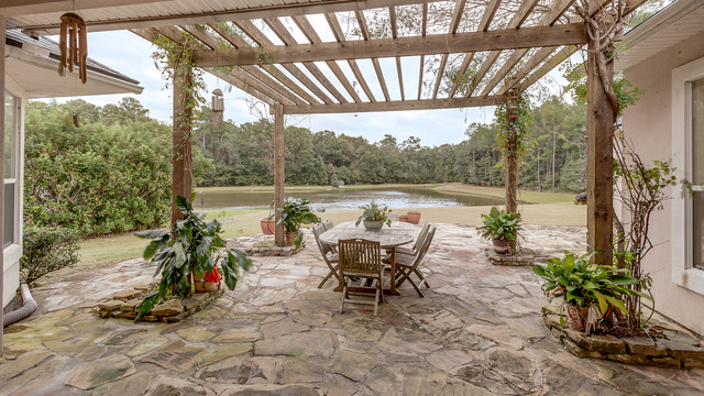 Picturesque Lake Views!