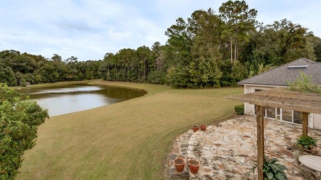 Picturesque Lake Views!
